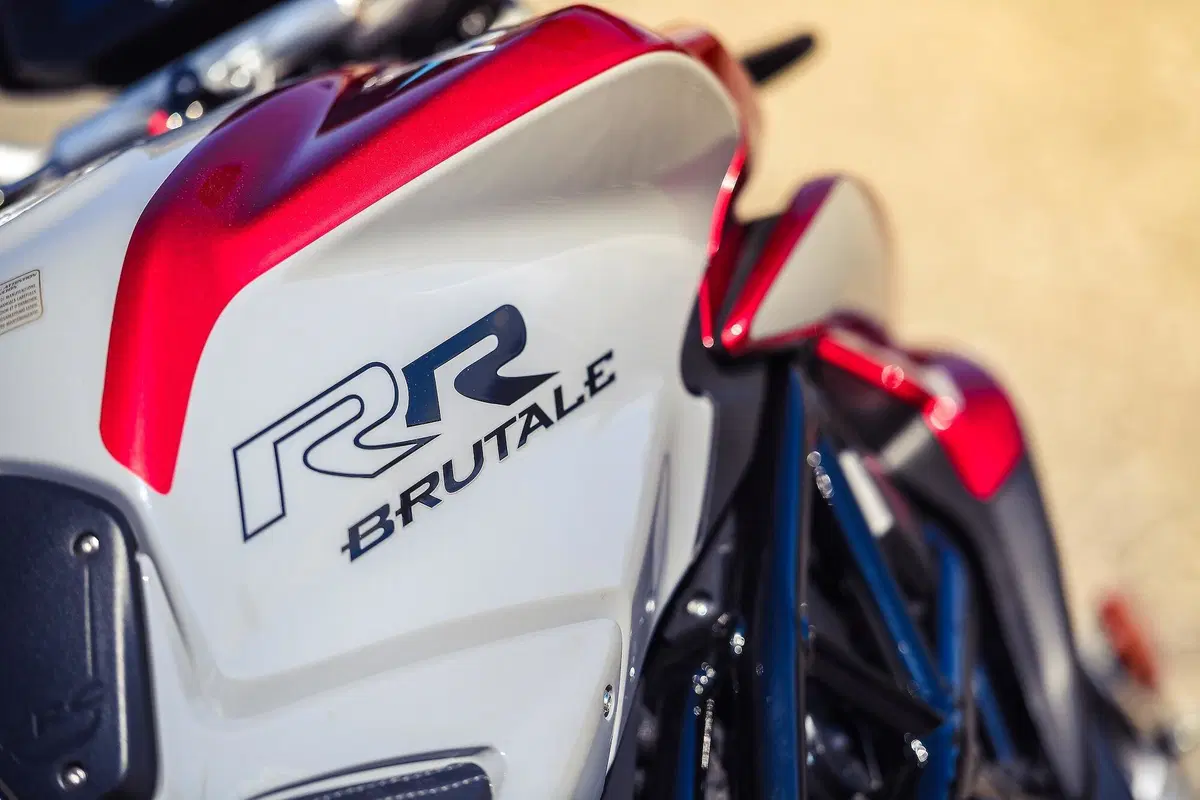 MV Agusta Brutale 800RR SCS 2021: sportiva automatica (2)