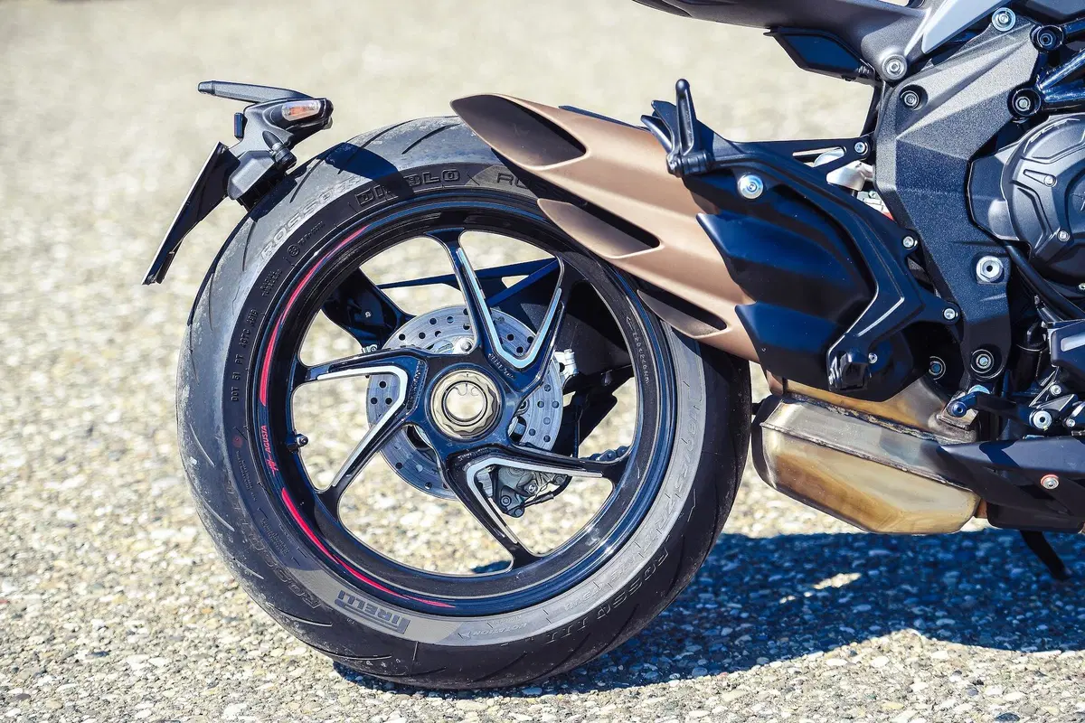 MV Agusta Brutale 800RR SCS 2021: sportiva automatica (5)