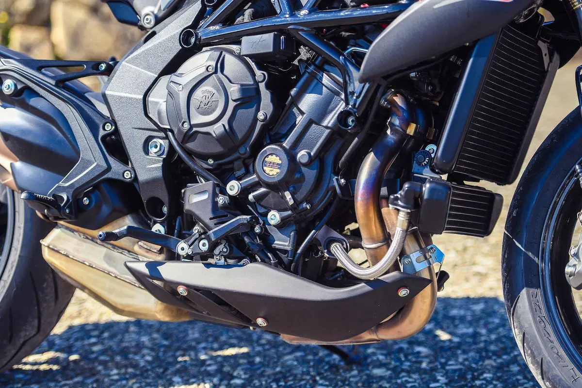 MV Agusta Brutale 800RR SCS 2021: sportiva automatica (6)