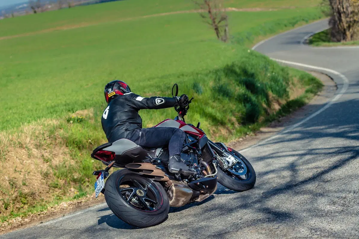 MV Agusta Brutale 800RR SCS 2021: sportiva automatica (3)