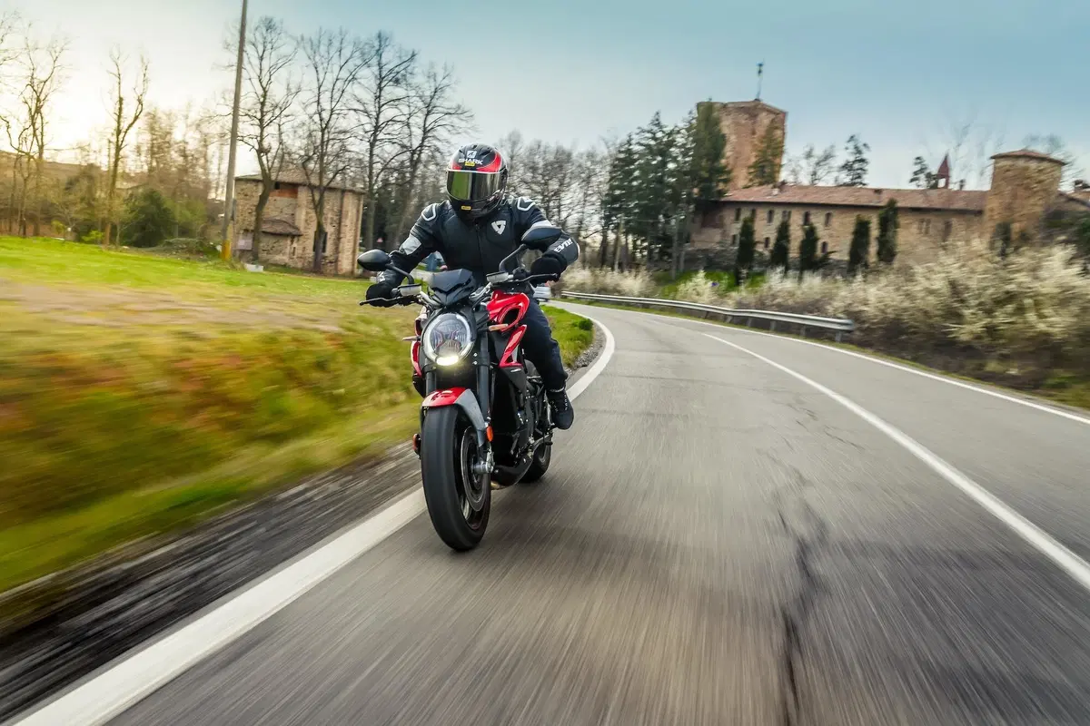 MV Agusta Brutale 800RR SCS 2021: sportiva automatica (4)