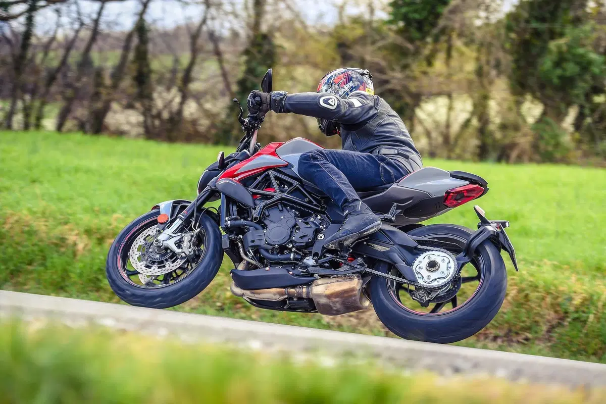 MV Agusta Brutale 800RR SCS 2021: sportiva automatica (5)