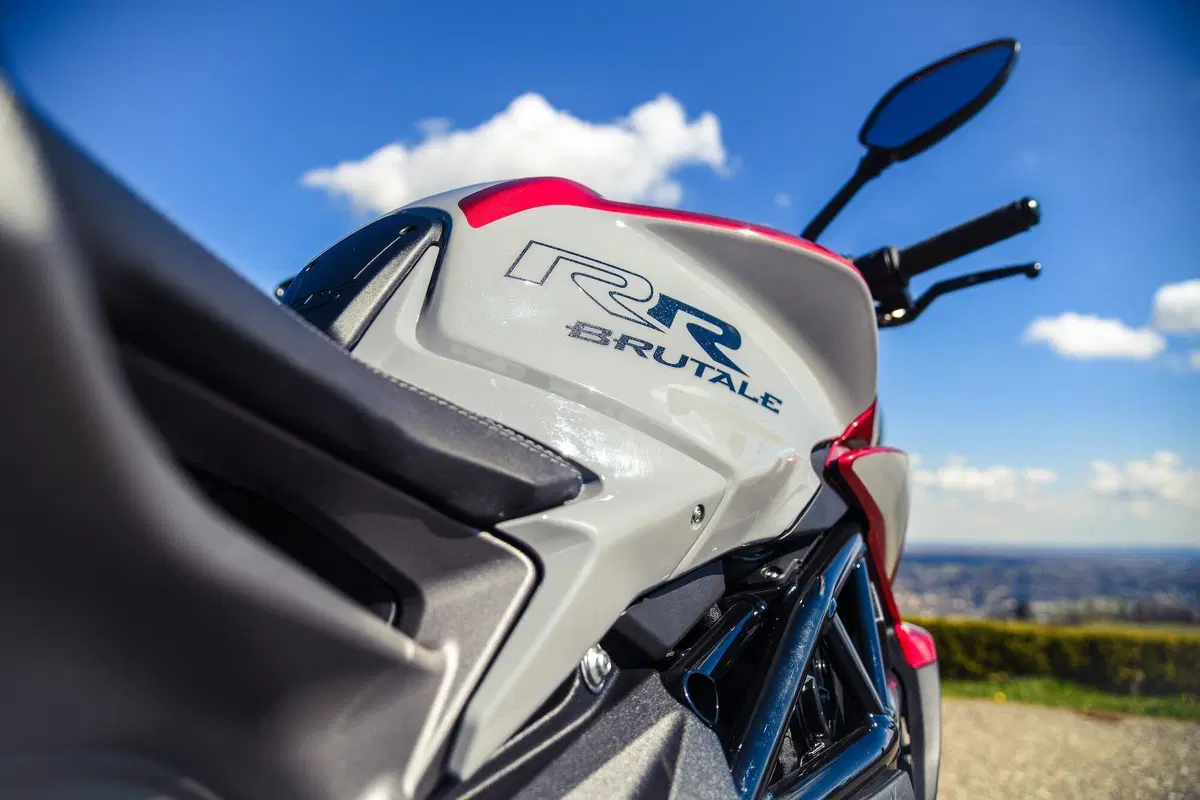 MV Agusta Brutale 800RR SCS 2021: sportiva automatica (6)