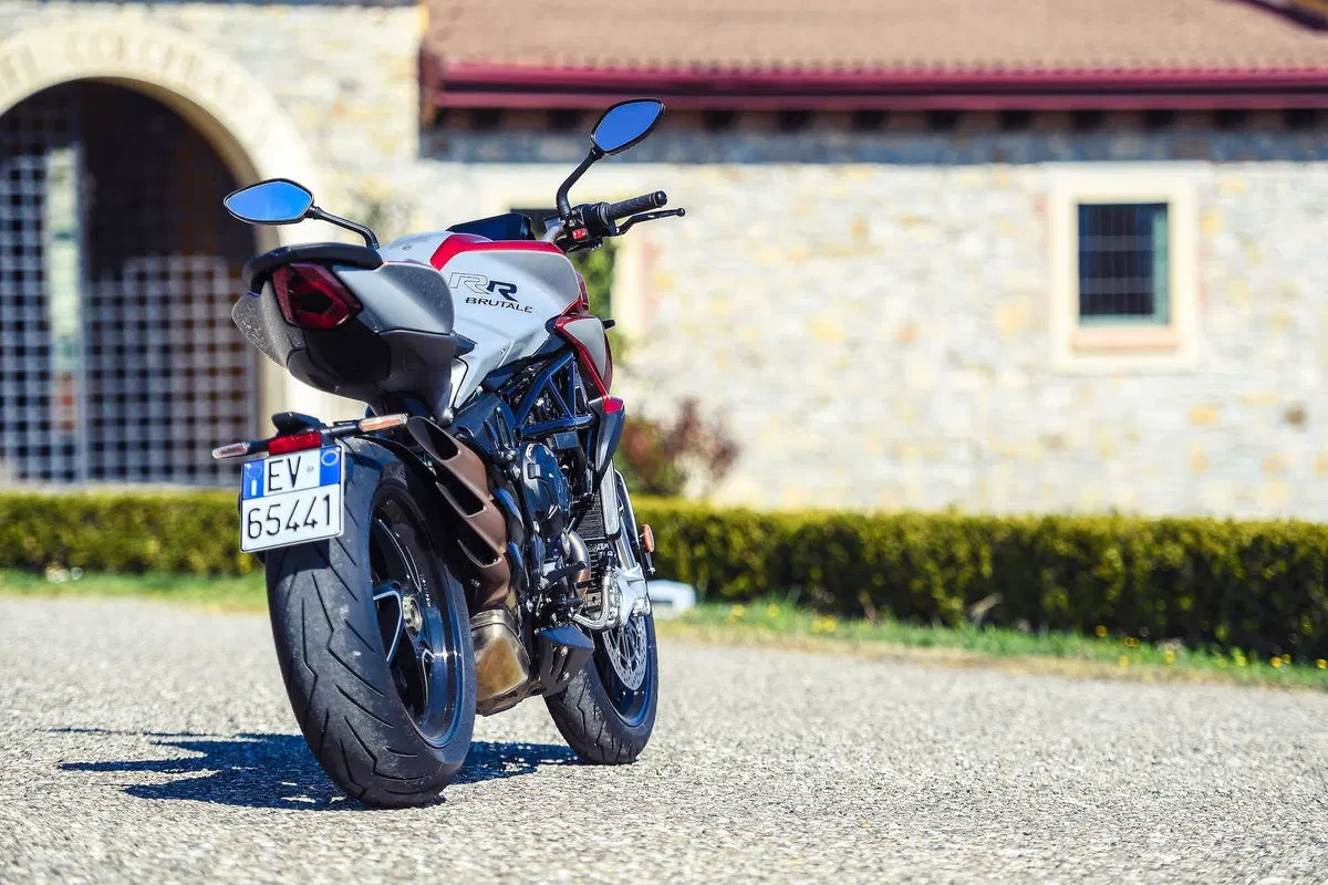 MV Agusta Brutale 800RR SCS 2021: sportiva automatica (8)