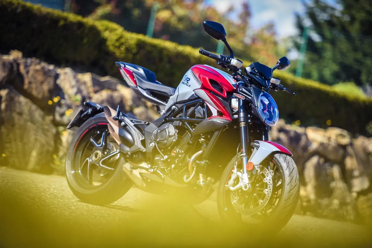 MV Agusta Brutale 800RR SCS 2021: sportiva automatica (9)