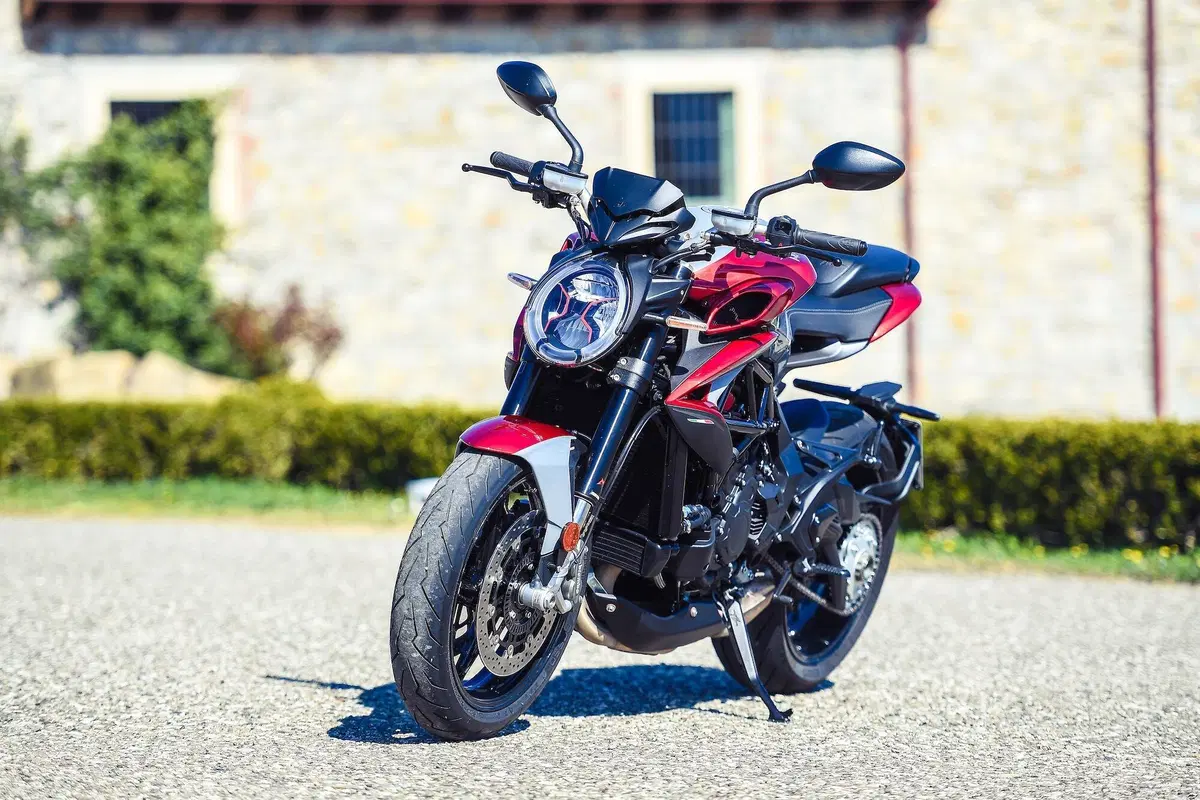 MV Agusta Brutale 800RR SCS 2021: sportiva automatica (10)