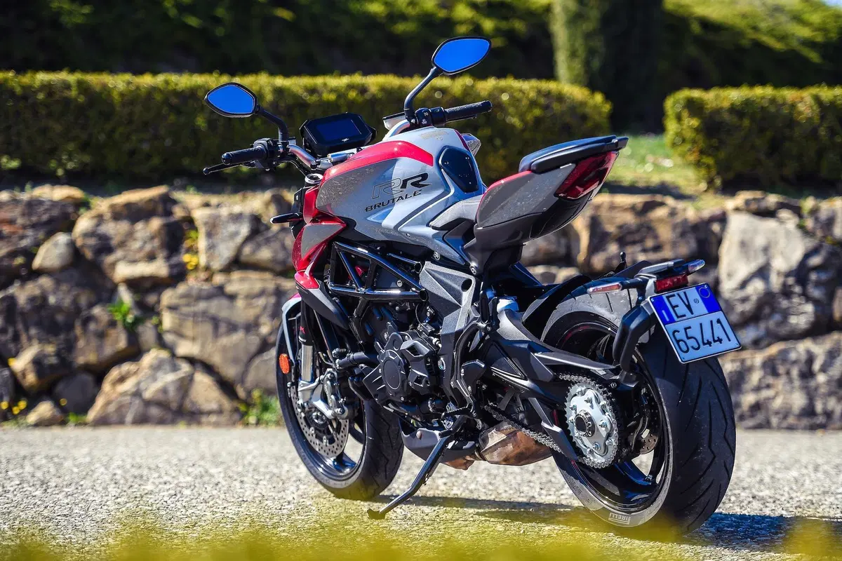 MV Agusta Brutale 800RR SCS 2021: sportiva automatica (11)