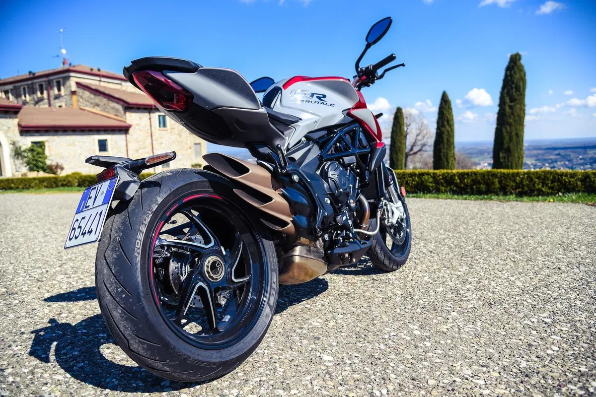 MV Agusta Brutale 800RR SCS 2021: sportiva automatica (12)