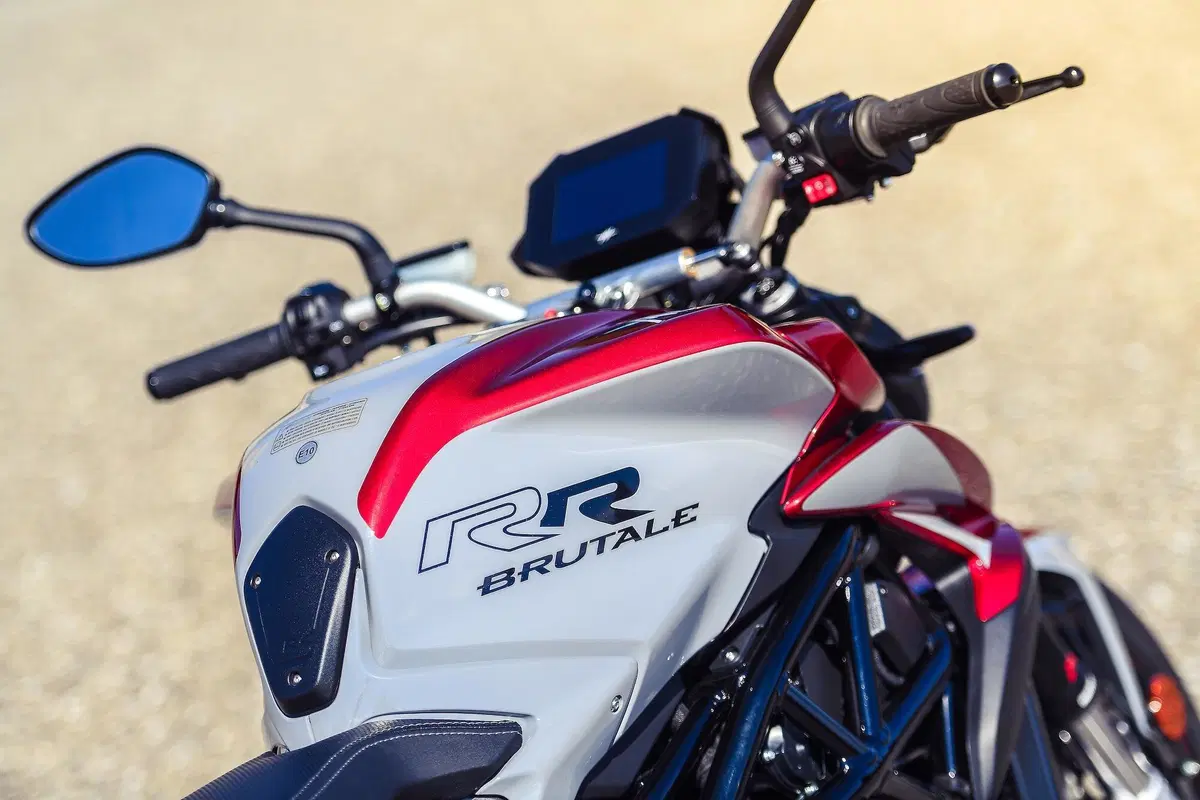 MV Agusta Brutale 800RR SCS 2021: sportiva automatica (13)