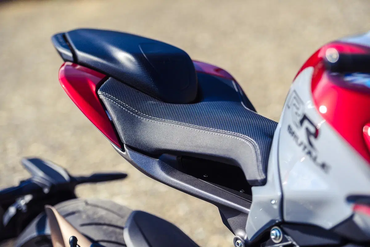 MV Agusta Brutale 800RR SCS 2021: sportiva automatica (14)