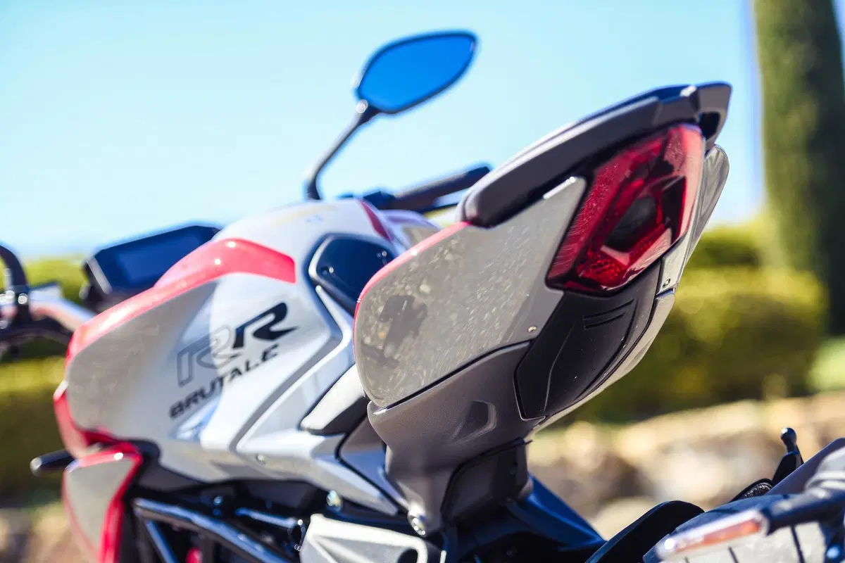 MV Agusta Brutale 800RR SCS 2021: sportiva automatica (16)