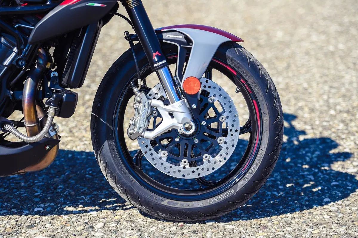 MV Agusta Brutale 800RR SCS 2021: sportiva automatica (19)