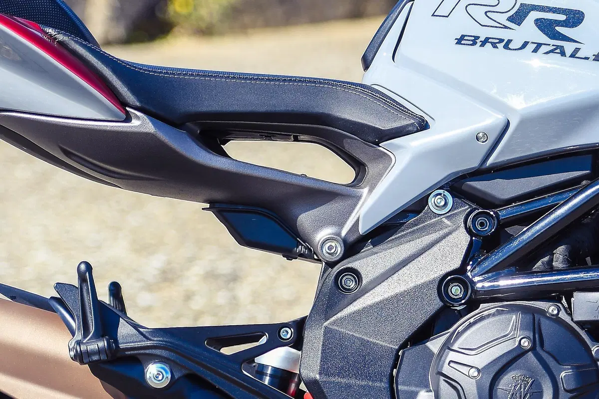 MV Agusta Brutale 800RR SCS 2021: sportiva automatica (20)