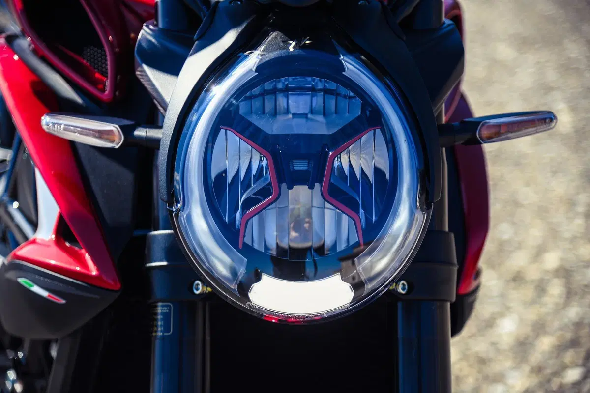 MV Agusta Brutale 800RR SCS 2021: sportiva automatica (24)
