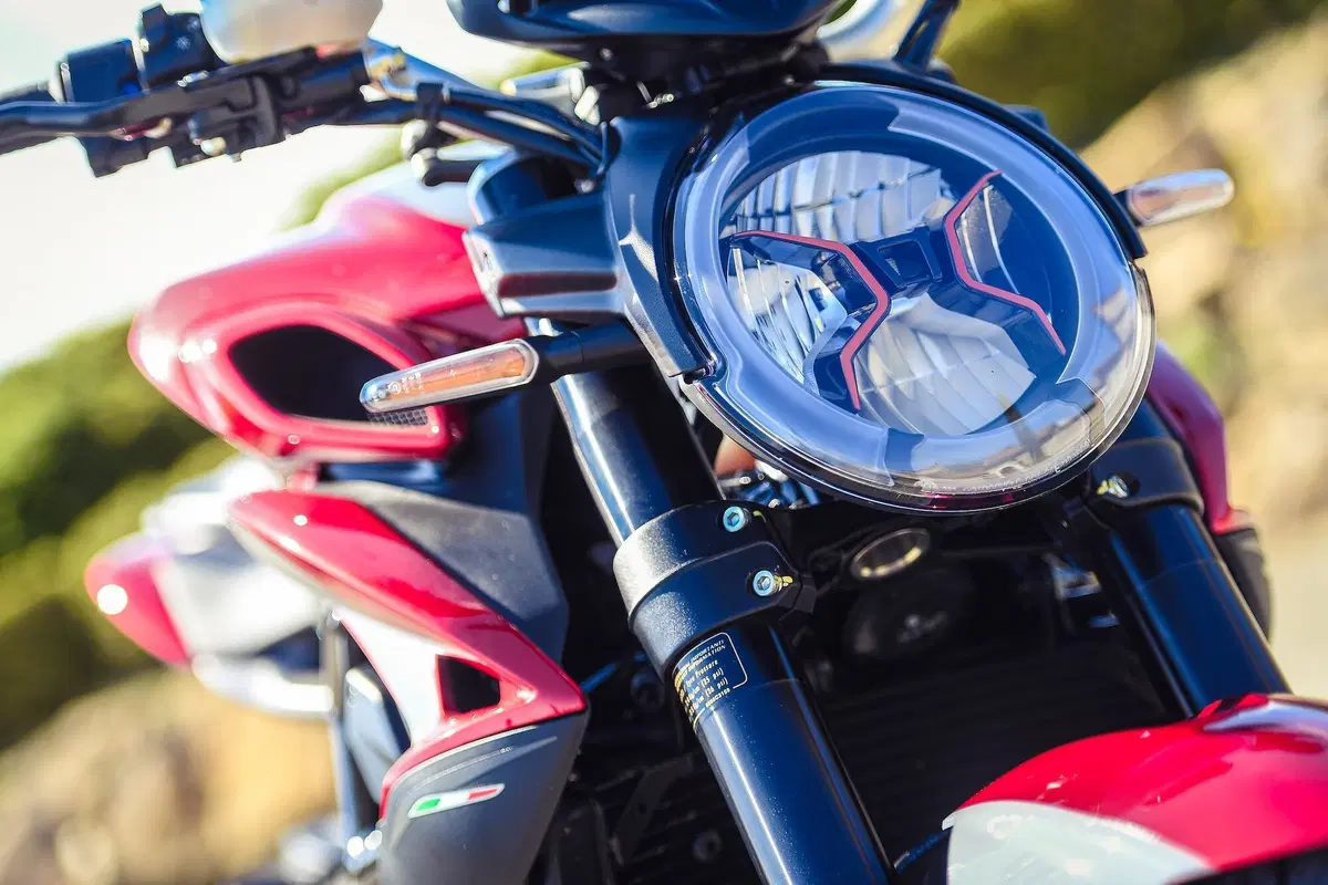 MV Agusta Brutale 800RR SCS 2021: sportiva automatica (26)