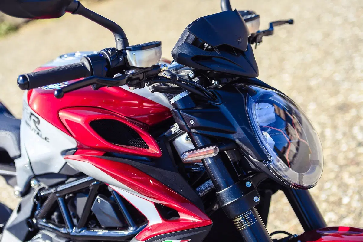 MV Agusta Brutale 800RR SCS 2021: sportiva automatica (29)