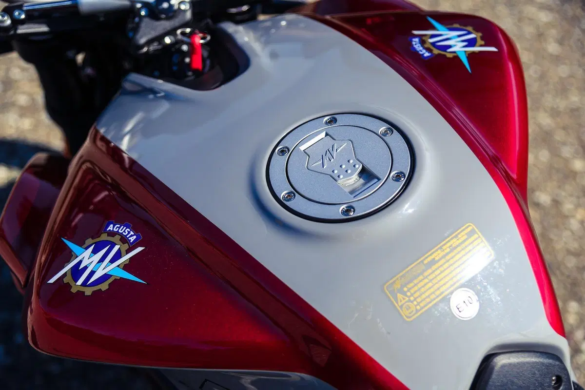 MV Agusta Brutale 800RR SCS 2021: sportiva automatica (30)