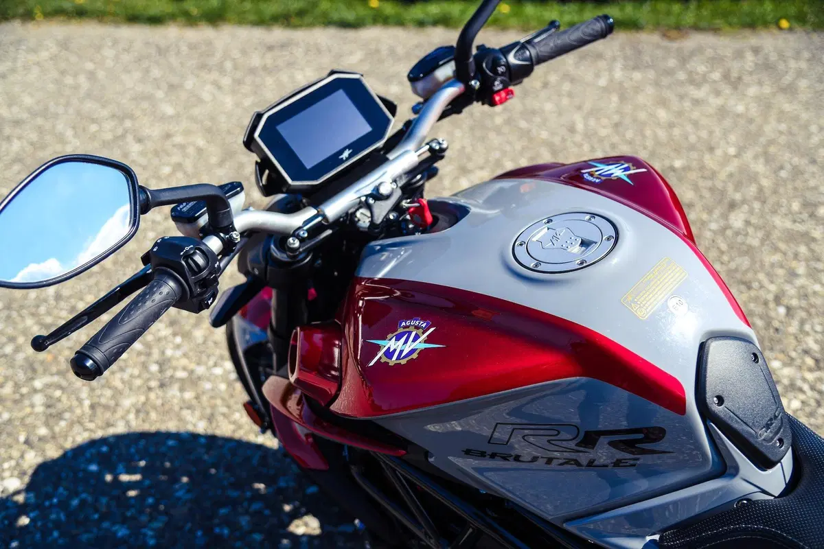 MV Agusta Brutale 800RR SCS 2021: sportiva automatica (32)