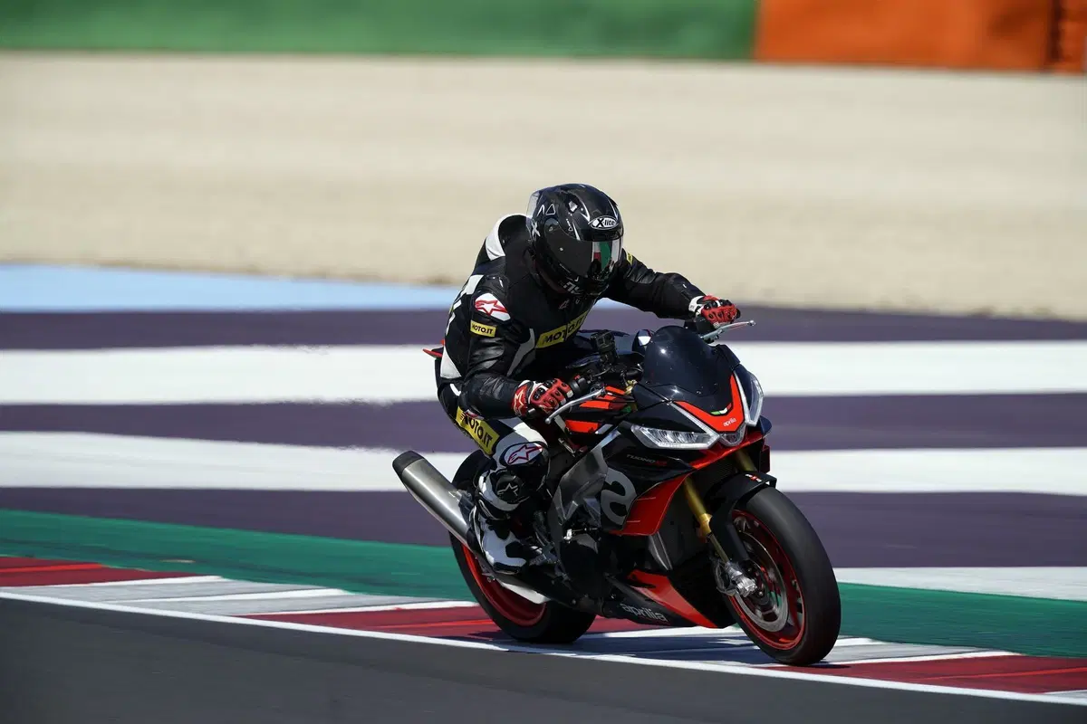 Aprilia Tuono V4 Factory 2021 (4)
