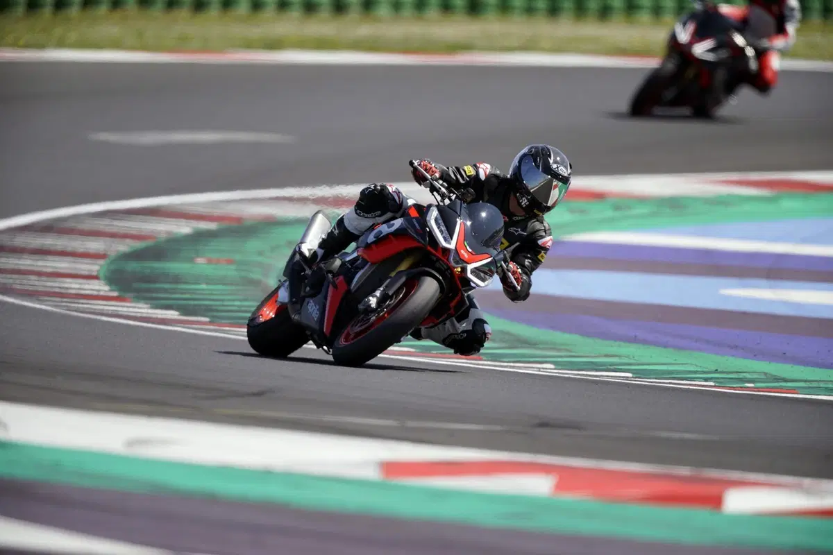 Aprilia Tuono V4 Factory 2021 (3)