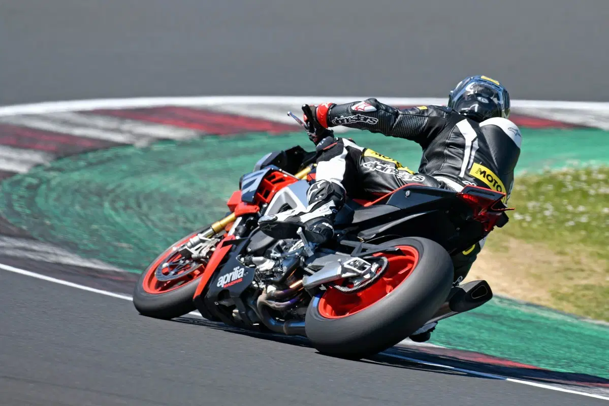Aprilia Tuono V4 Factory 2021 (5)