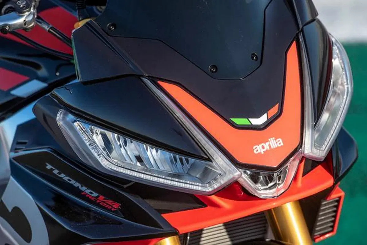 Aprilia Tuono V4 Factory 2021 (10)