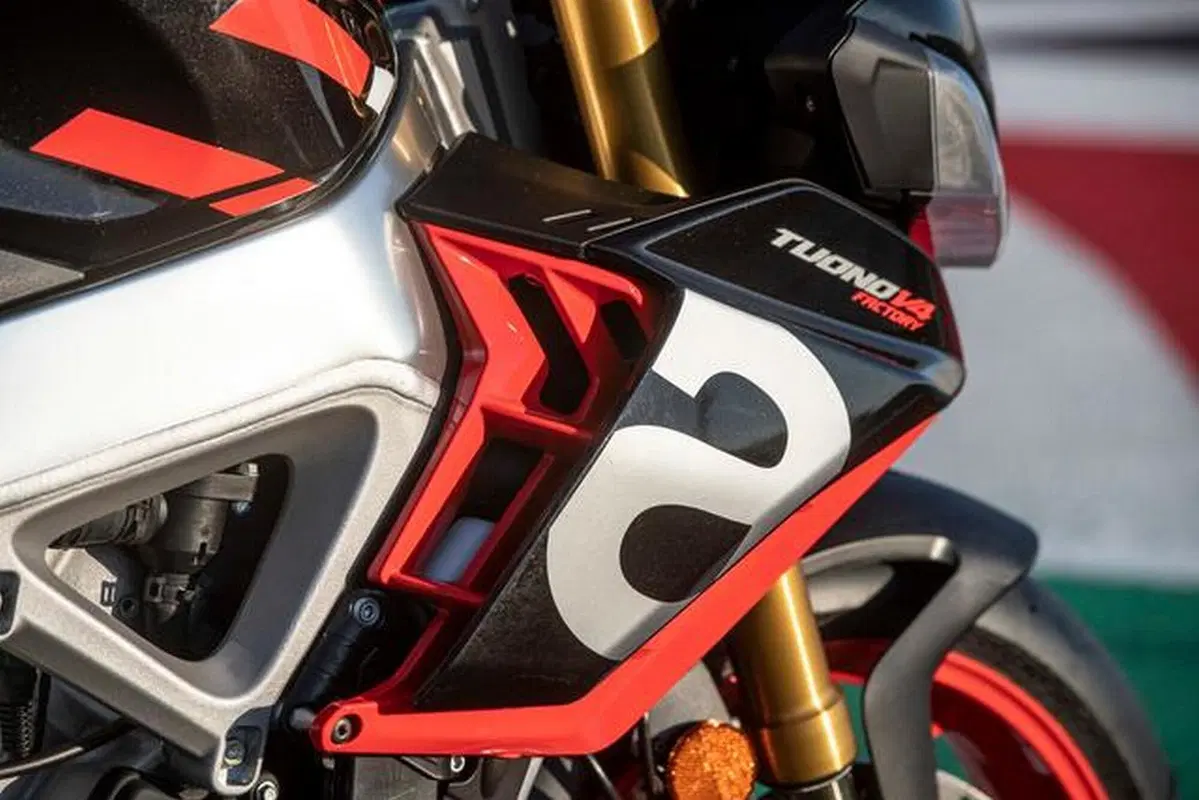 Aprilia Tuono V4 Factory 2021 (12)
