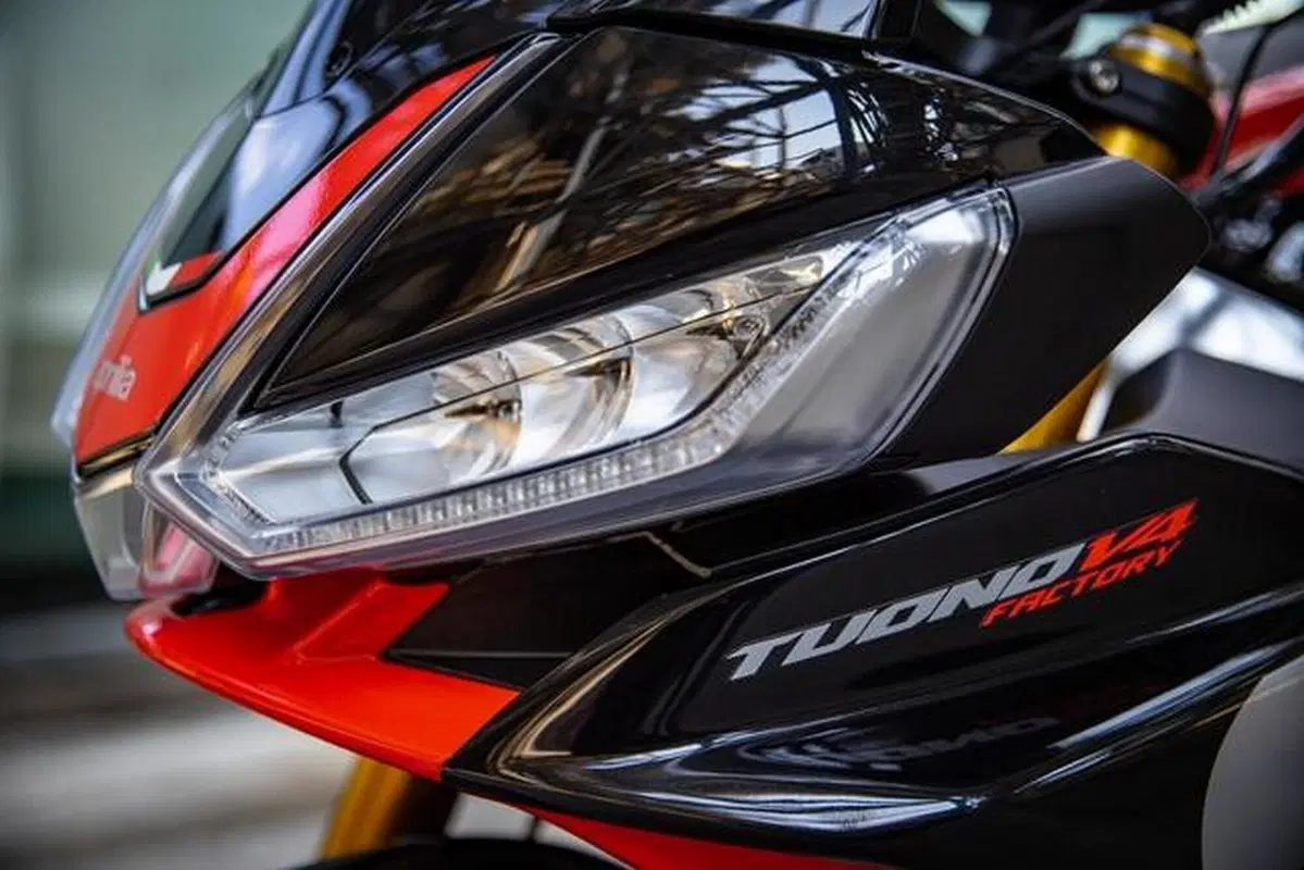 Aprilia Tuono V4 Factory 2021 (15)