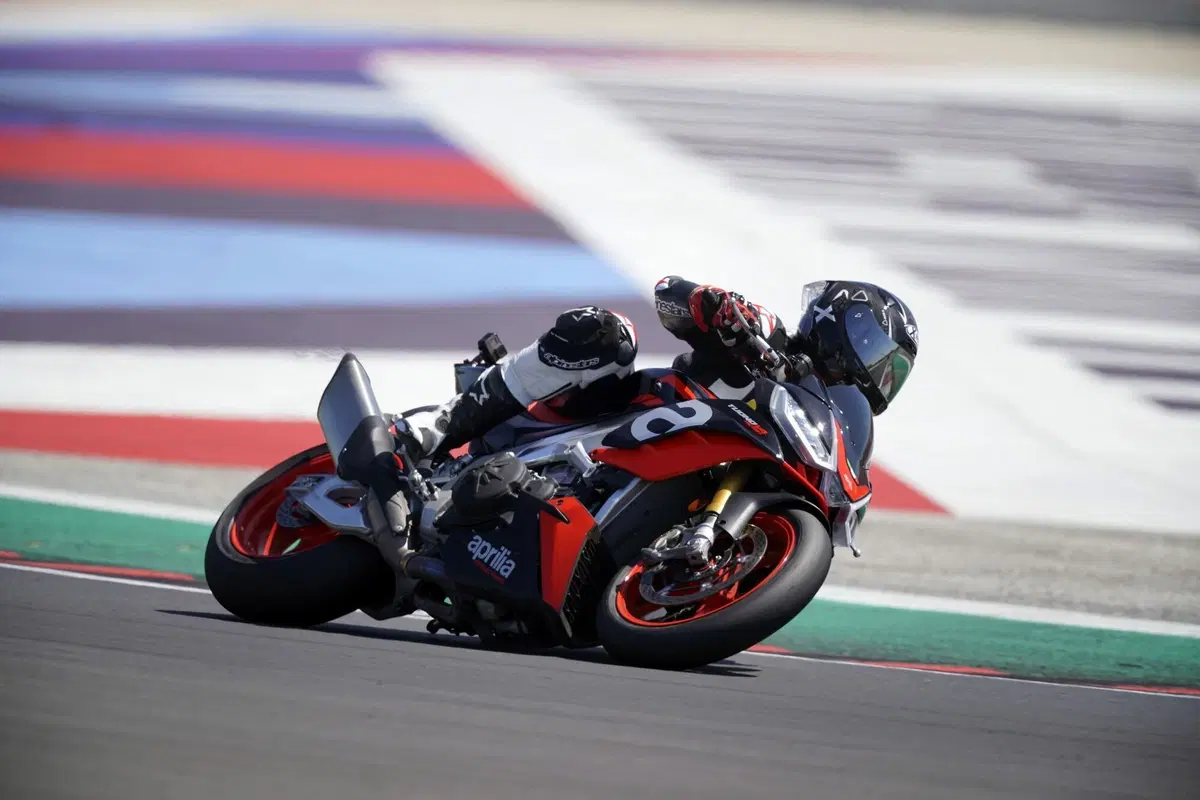 Aprilia Tuono V4 Factory 2021 (2)