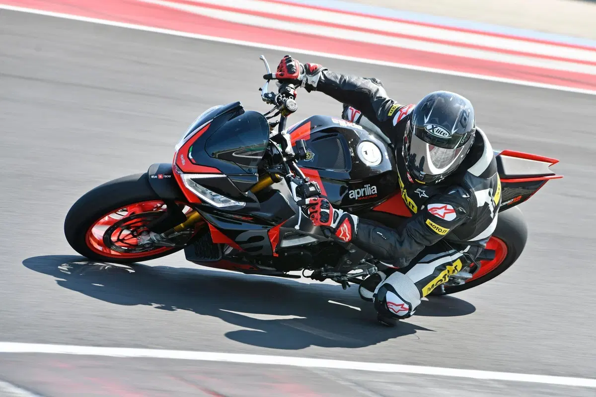 Aprilia Tuono V4 Factory 2021 (3)