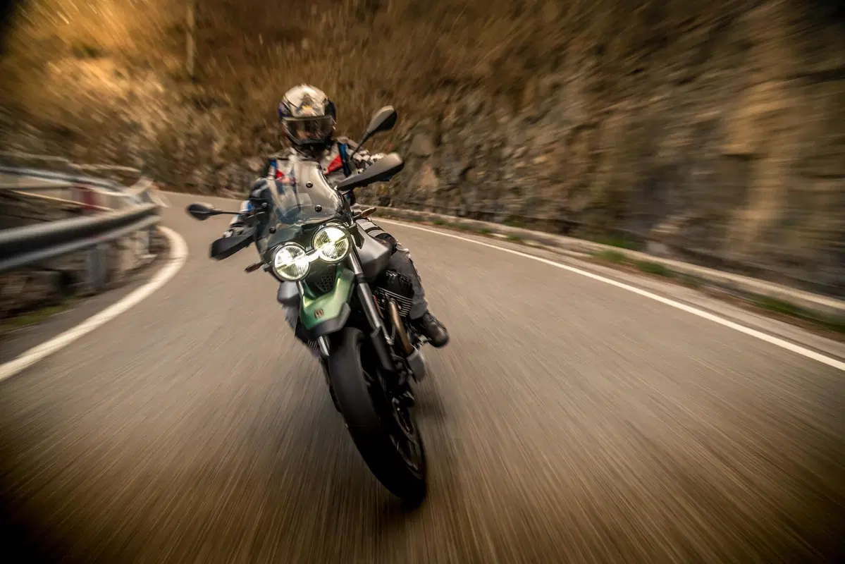 Moto Guzzi V85TT Centenario TEST: vi raccontiamo come va la versione euro 5 (8)