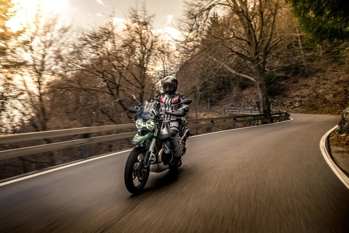 Moto Guzzi V85TT Centenario TEST: vi raccontiamo come va la versione euro 5 (9)
