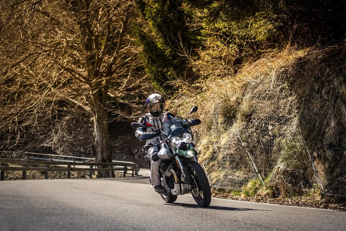 Moto Guzzi V85TT Centenario TEST: vi raccontiamo come va la versione euro 5 (4)