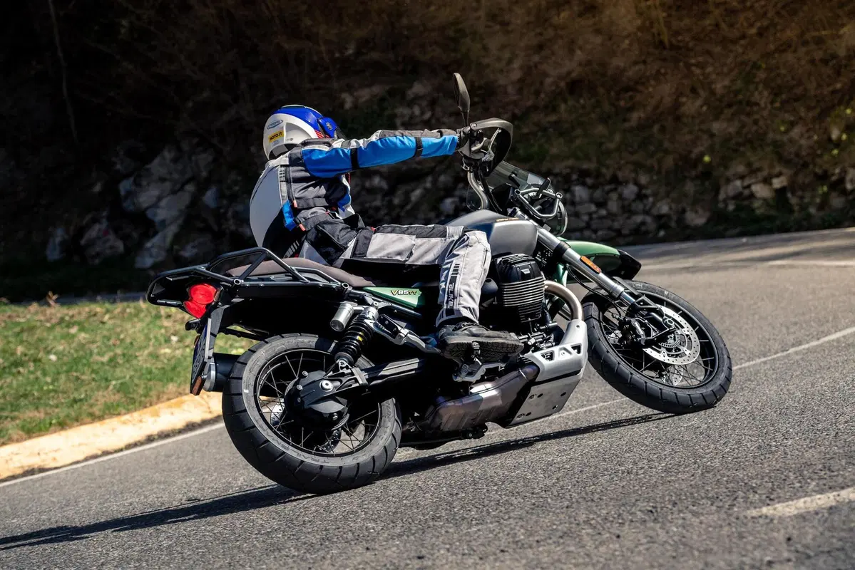Moto Guzzi V85TT Centenario TEST: vi raccontiamo come va la versione euro 5 (3)