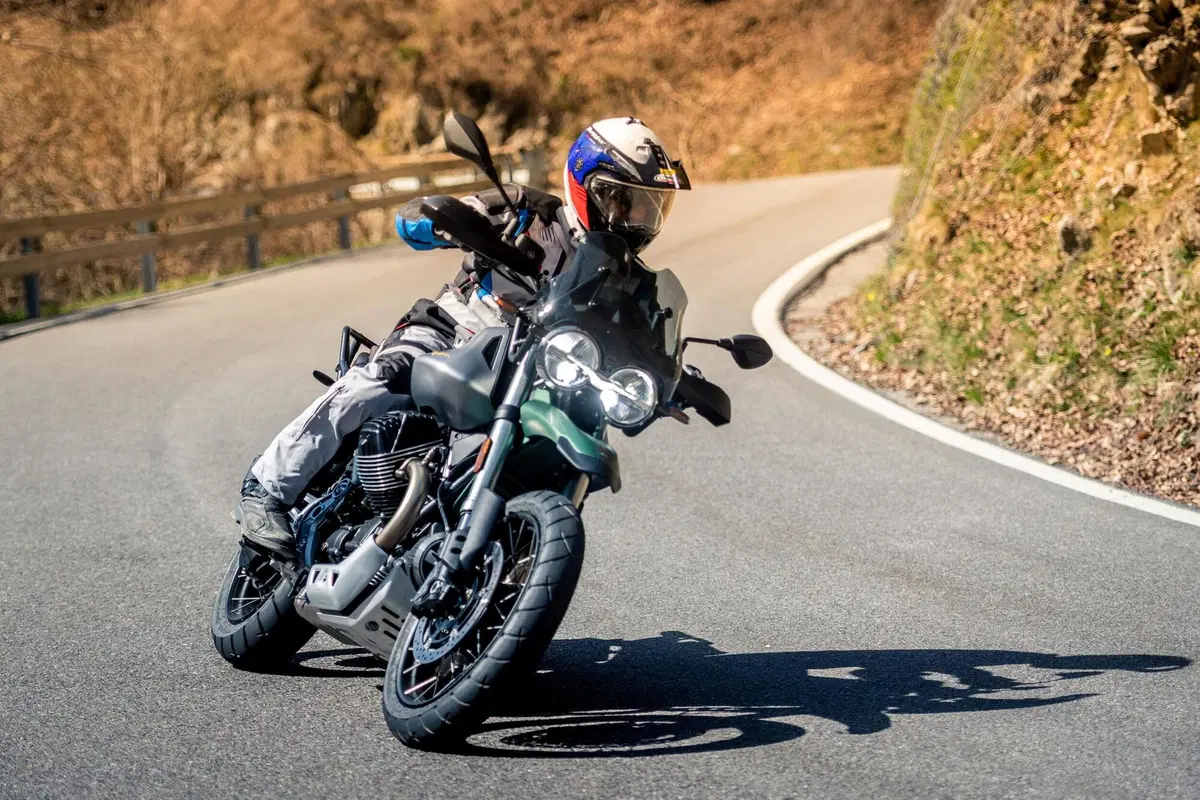 Moto Guzzi V85TT Centenario TEST: vi raccontiamo come va la versione euro 5