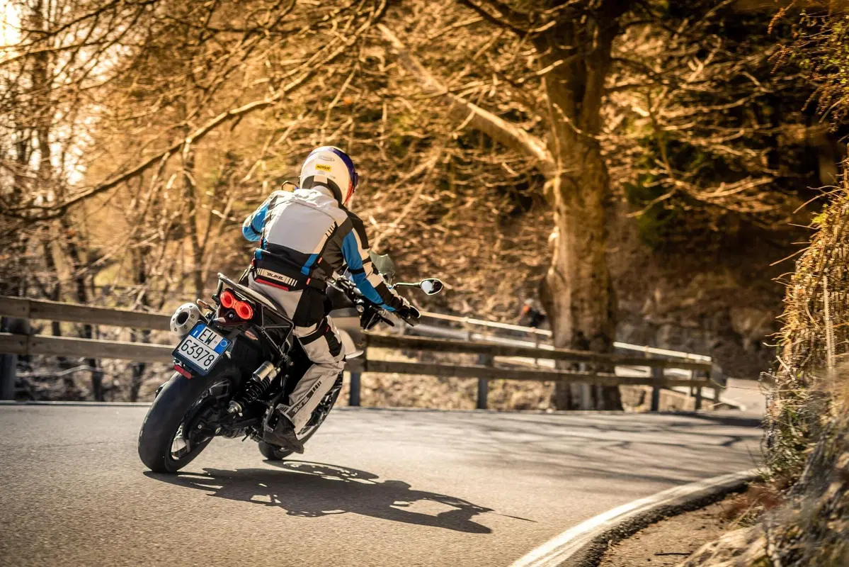 Moto Guzzi V85TT Centenario TEST: vi raccontiamo come va la versione euro 5 (10)