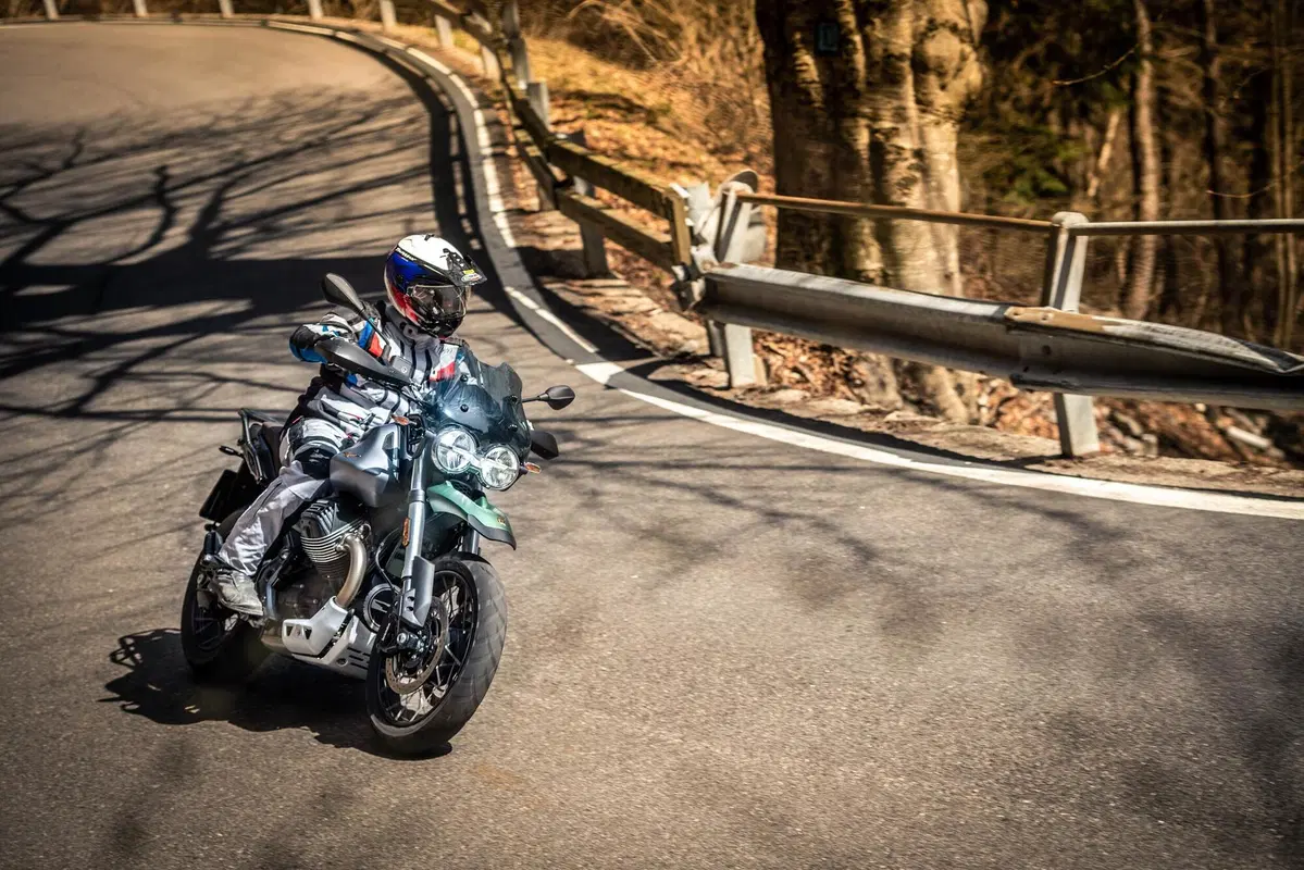 Moto Guzzi V85TT Centenario TEST: vi raccontiamo come va la versione euro 5 (5)