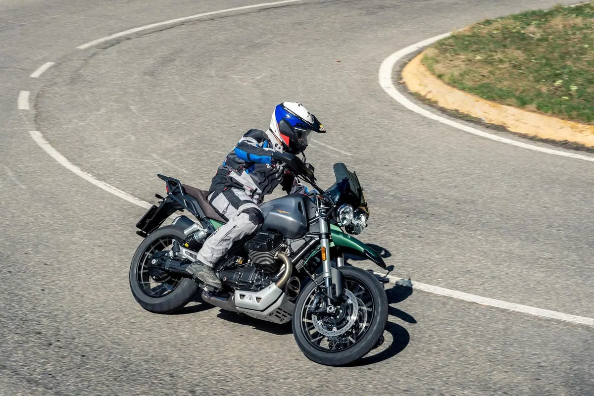 Moto Guzzi V85TT Centenario TEST: vi raccontiamo come va la versione euro 5 (6)