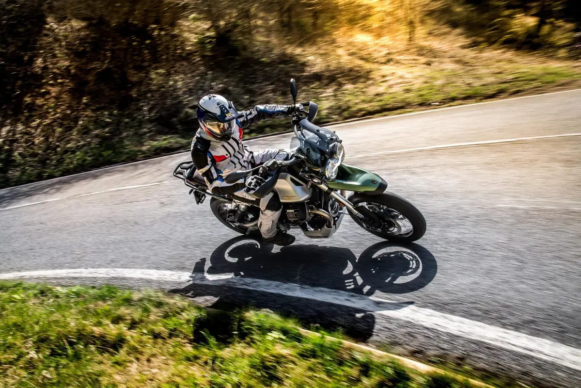 Moto Guzzi V85TT Centenario TEST: vi raccontiamo come va la versione euro 5 (7)