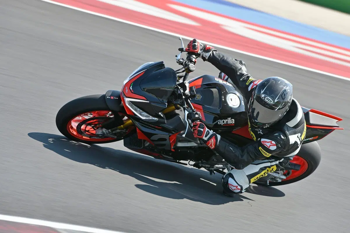 Aprilia Tuono V4 Factory 2021 (2)