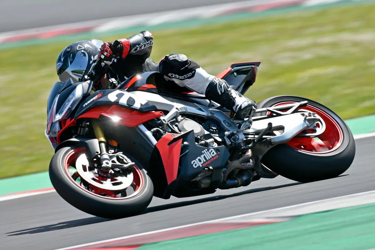 Aprilia Tuono V4 Factory 2021 (4)