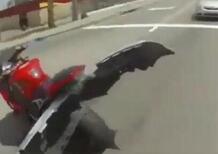 Moto fail: la Honda CBR1000RR con il paraurti di una vecchia Ford [VIDEO VIRALE]