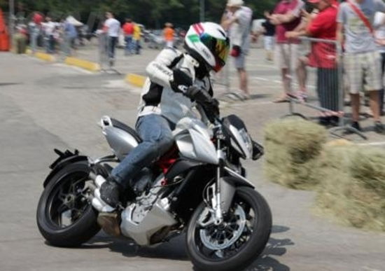 MV Agusta Rivale: eccola in azione su strada