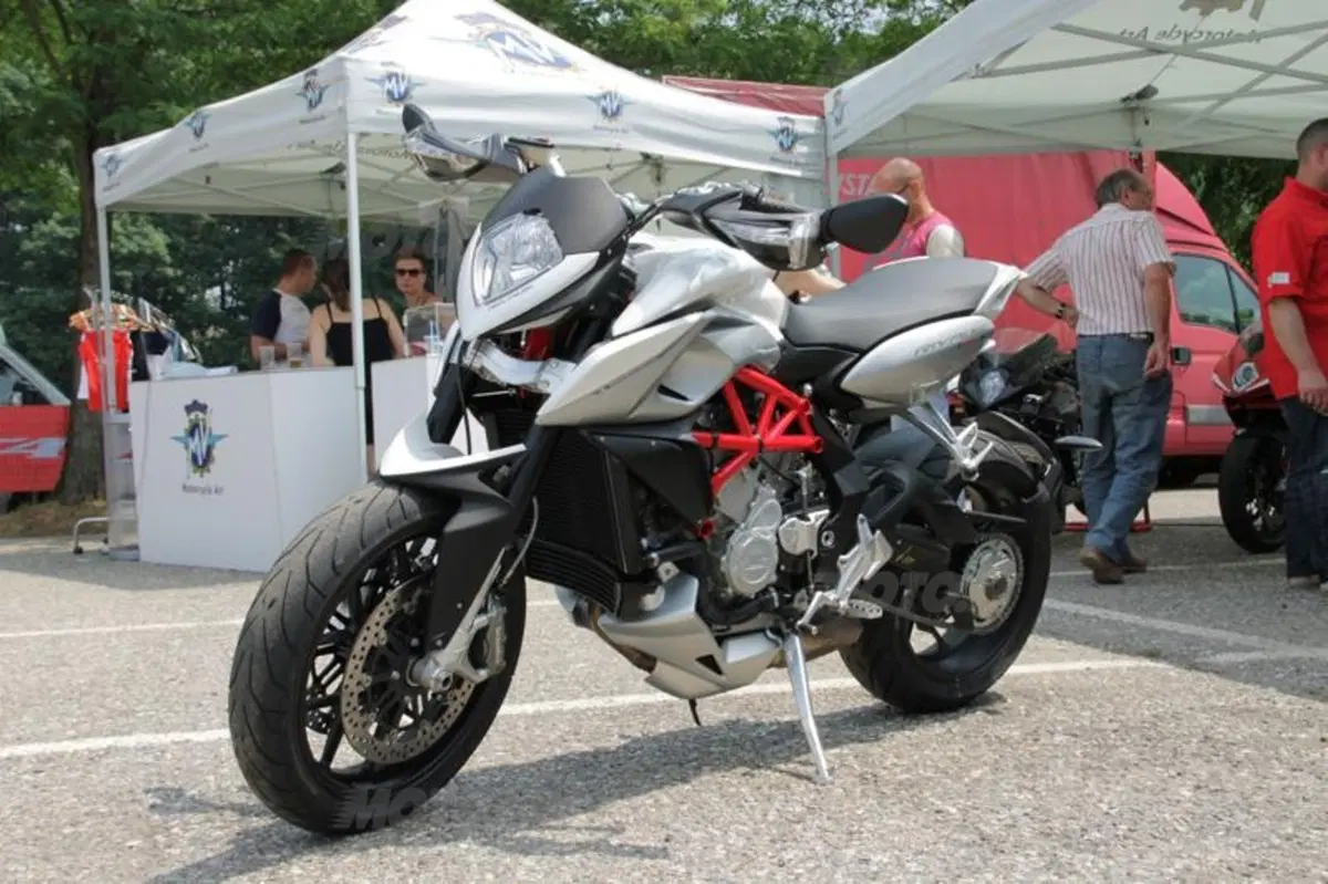 MV Agusta Rivale: eccola in azione su strada