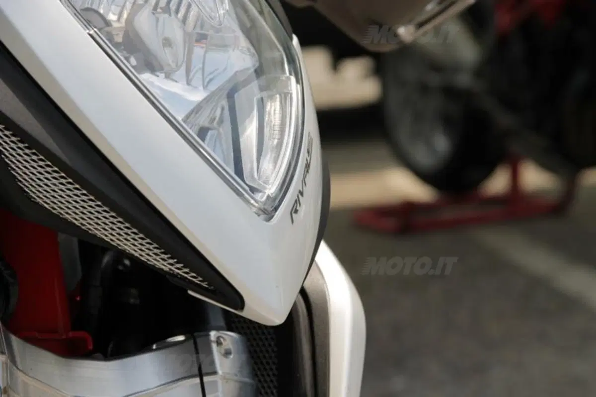 MV Agusta Rivale: eccola in azione su strada (2)