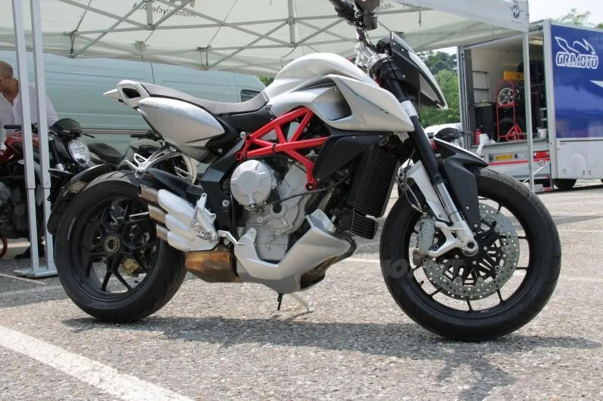 MV Agusta Rivale: eccola in azione su strada (3)