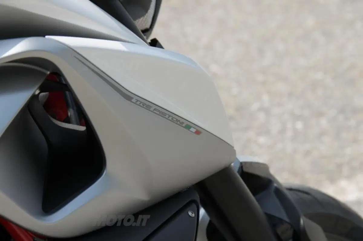 MV Agusta Rivale: eccola in azione su strada (4)