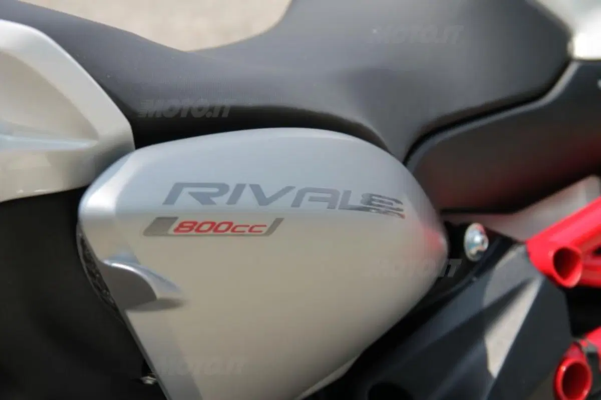 MV Agusta Rivale: eccola in azione su strada (5)