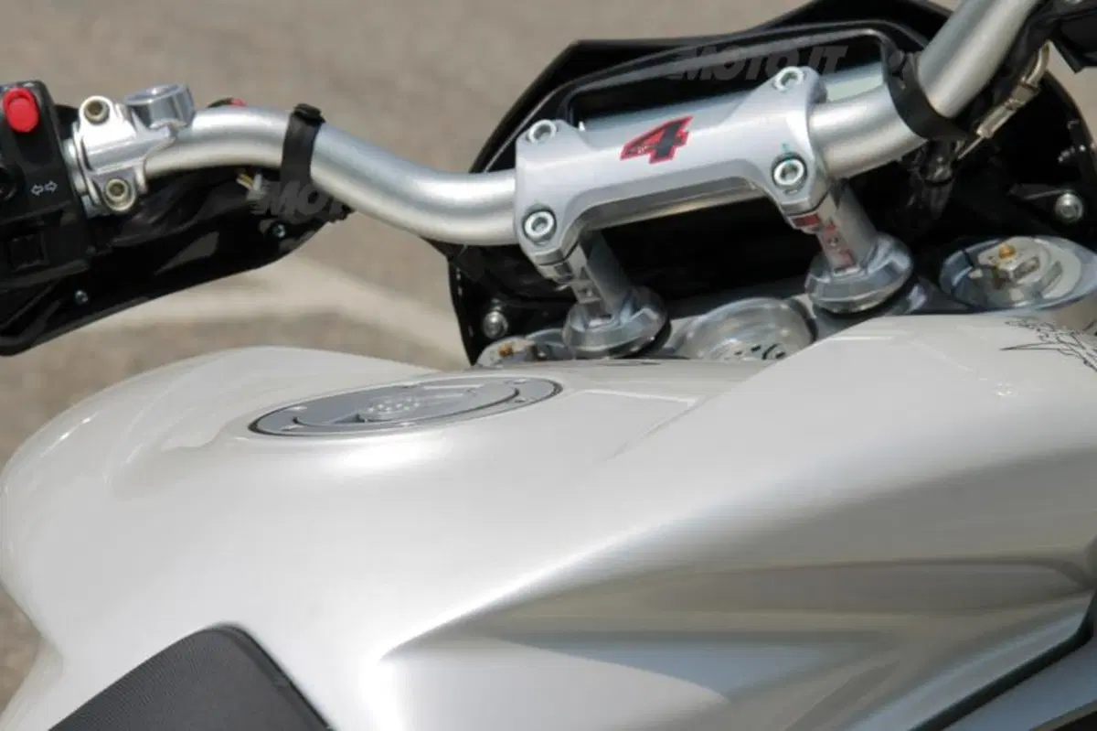MV Agusta Rivale: eccola in azione su strada (6)
