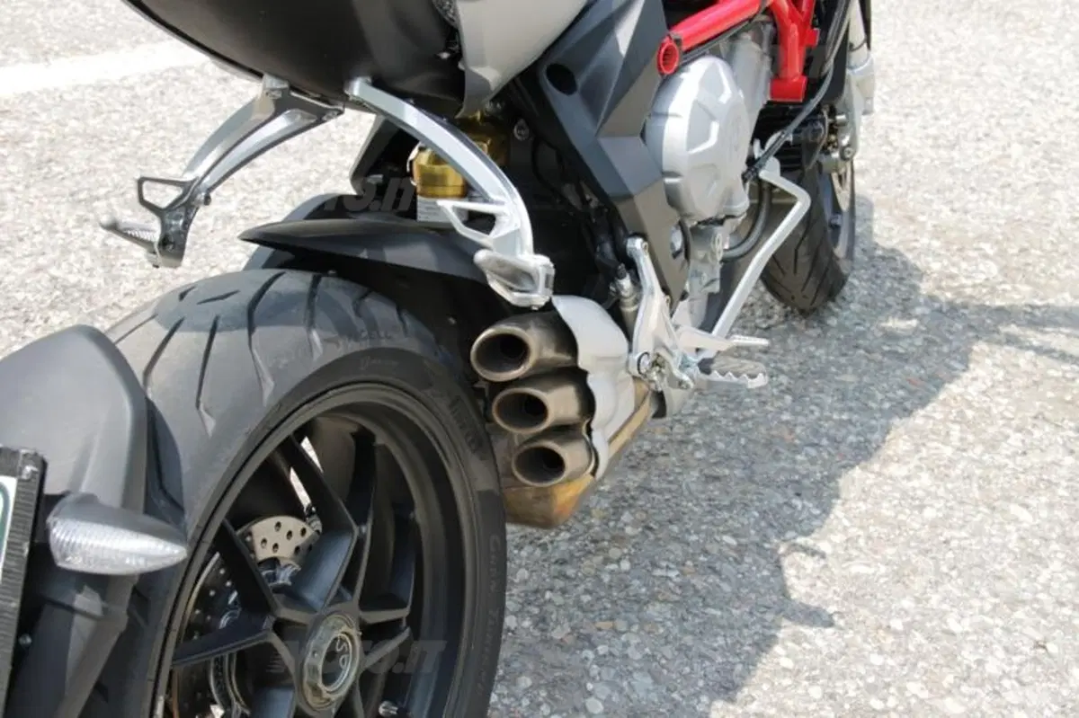 MV Agusta Rivale: eccola in azione su strada (7)